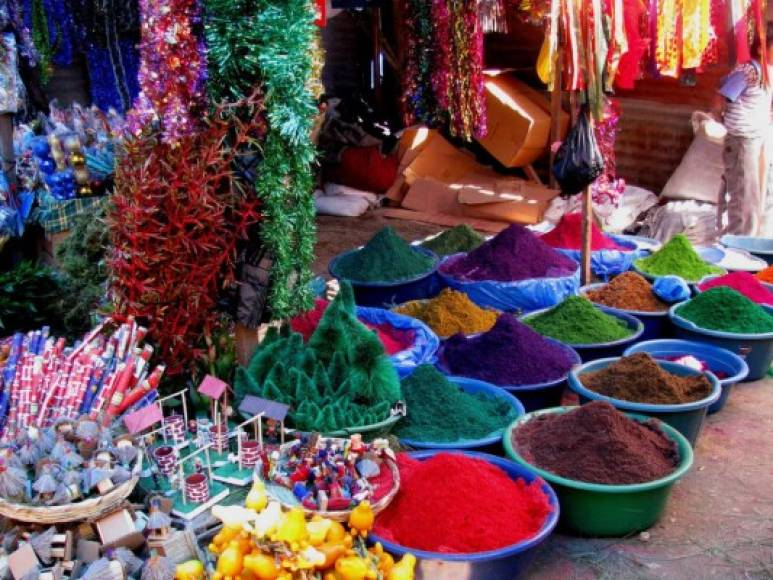 Guatemala. En el caso de las familias capitalinas, la tradición es elaborar tamales colorados, tamales negros, ponche de frutas, chocolate y pavo, gallina o pierna horneada.