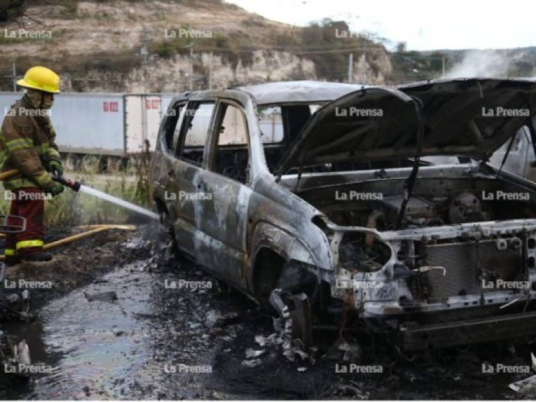 Imágenes: siniestro consumió 11 vehículos en predio de la OABI en Tegucigalpa