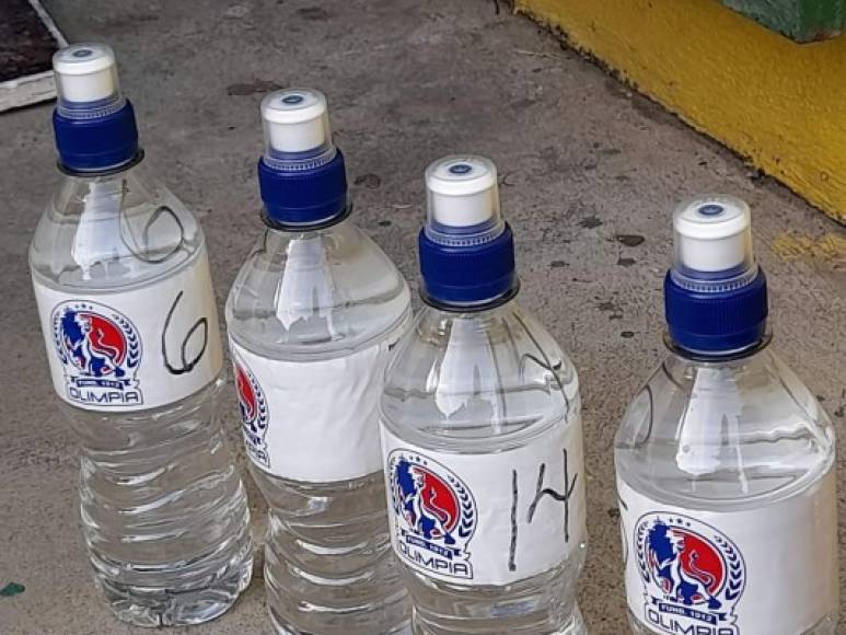 Las botellas de agua que llevó el Olimpia, cada una marcada con número del jugador.
