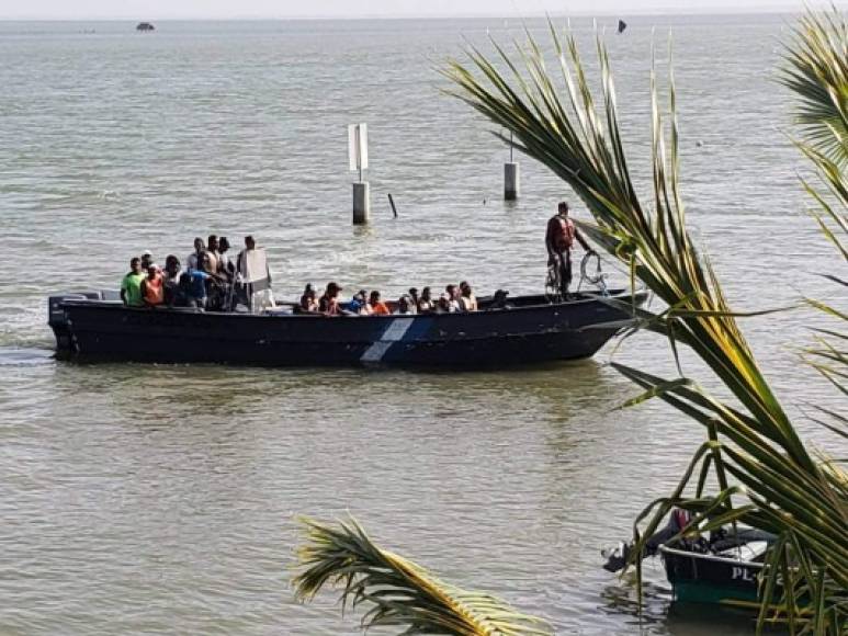 El primer grupo de sobrevivientes llegó en la tarde de este jueves a tierra firme.