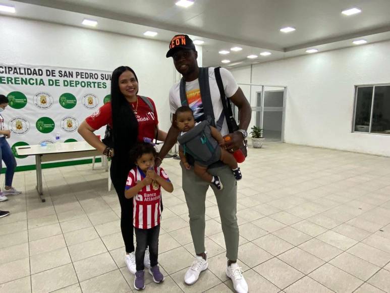 Yustin Arboleda, que se está recuperando de una lesión, asistió al estadio Olímpico para alentar al Olimpia. El delantero colombiano llegó acompañado de su esposa Paula Vivas y sus hijos.