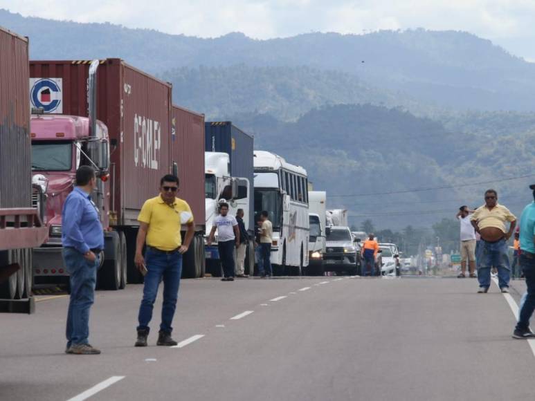 Una toma de maestros del departamento de La Paz mantiene a miles de viajeros varados en la carretera CA-5 a la altura del departamento de Comayagua desde la mañana de este miércoles. 