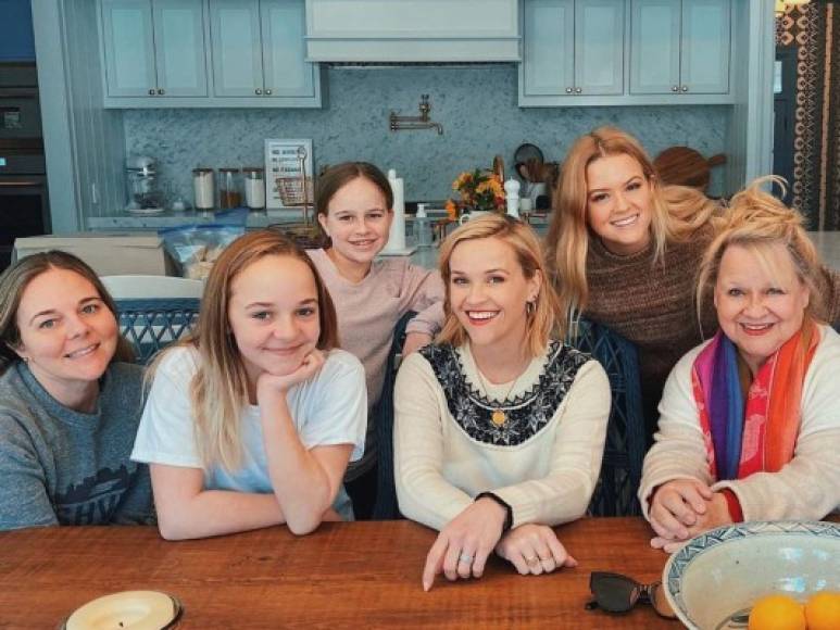 Reese Witherspoon<br/><br/>La actriz de 'The Moorning Show' tuvo una celebración más familiar junto a su hija, madre, hermanas y sobrinas.