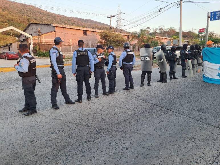 Elementos policiales custodiaron la protesta para garantizar la libre circulación en el sector. 