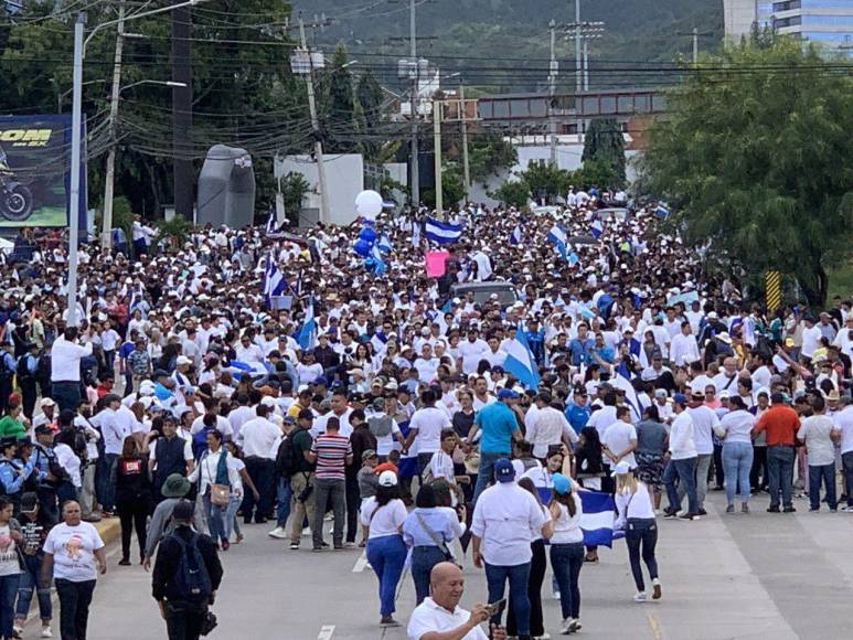 Los manifestantes se dirigen hacia Casa Presidencial en Tegucigalpa para mostrar su inconformidad con el Gobierno de la presidenta Xiomara Castro.