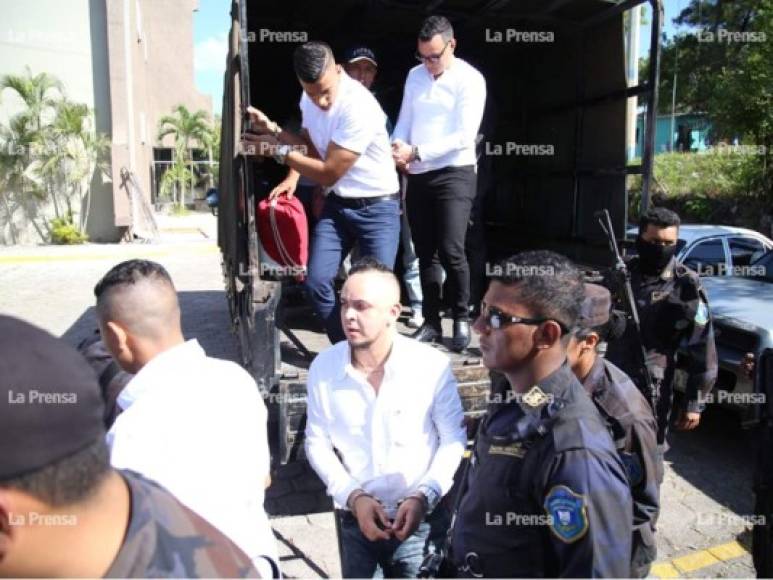 Momento en que los jóvenes llegaban bajo custodia policial a los Tribunales de Sentencia en Tegucigalpa.