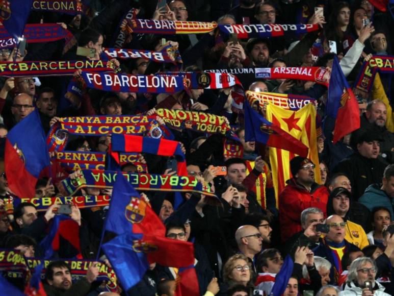 Aficionados del FC Barcelona celebraron el pase a cuartos de final en el Estadi Olimpic de Montjuic.