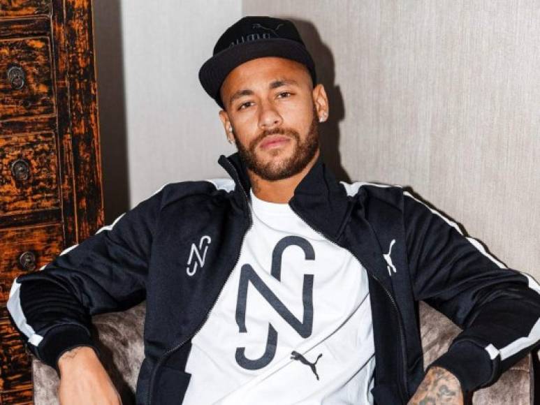 Por su parte, Neymar es uno de los futbolistas más famosos del mundo. Nacido en Brasil, se dedicó al deporte profesional desde los diecisiete años. Cuando tras la ruptura de Natalia con Maluma se supieron los rumores del romance entre ambos, se abrió una fuerte polémica entre los fans de Maluma y los fans del archiconocido futbolista.