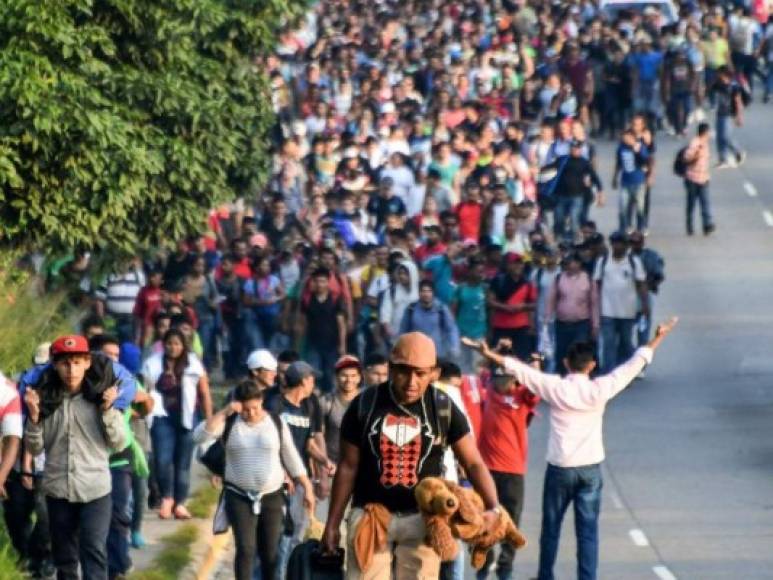 Más de 500 hondureños se reunieron la noche del viernes en la Gran Central Metropolitana de buses de San Pedro Sula para formar parte de la caravana de migrantes, cuyo objetivo es llegar a Estados Unidos. <br/><br/>