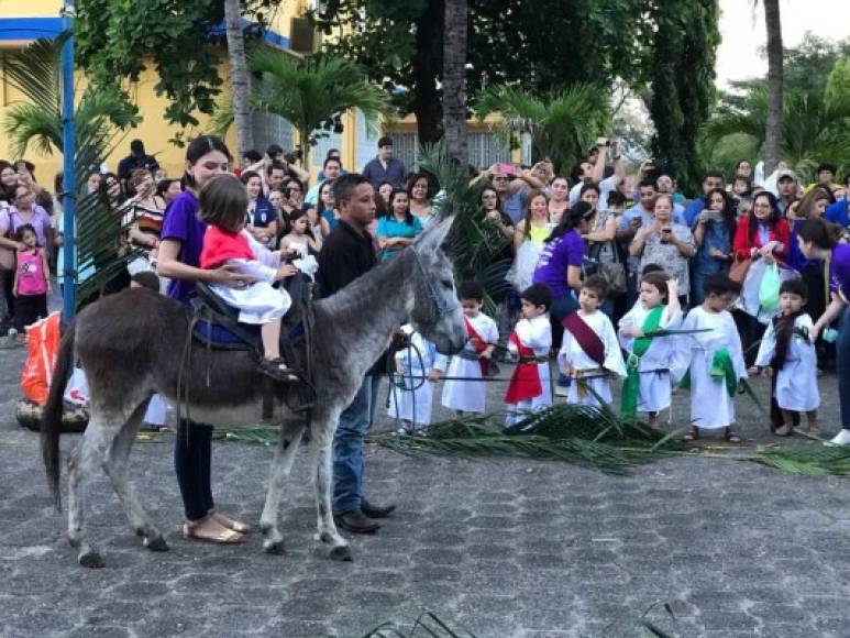 Representación de la entrada de Jesús a Jerusalén montado en un pollino durante lo que se ha dado en llamar Domingo de Ramos.