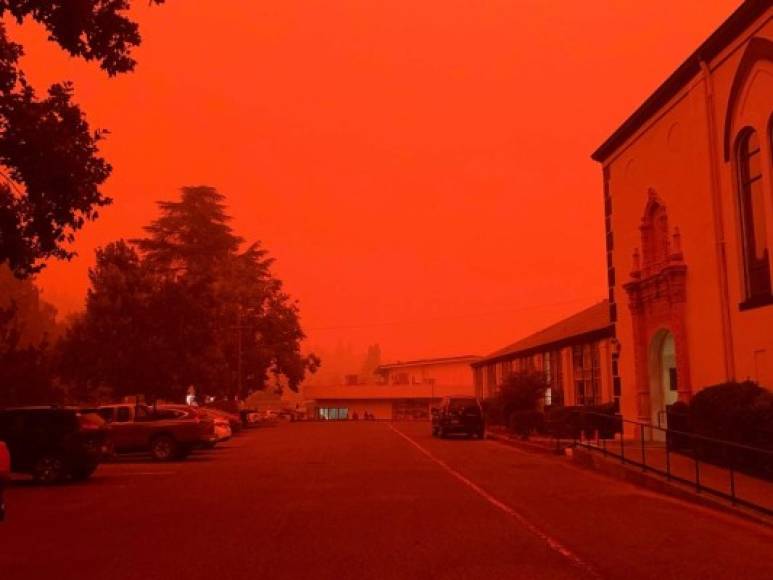 La etiqueta 'Signs of the Apocalypse' (señales del Apocalipsis), se convirtió en tendencia en los últimos días en redes sociales con los usuarios afirmando que los fenómenos climáticos que azotan a EEUU son una señal del fin del mundo.