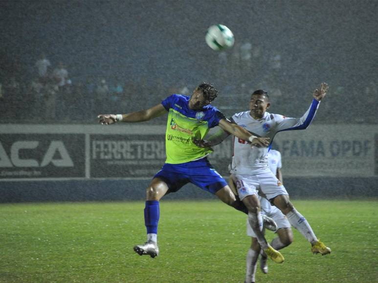 Olancho FC y Olimpia se enfrentaron en el estadio Juan Ramón Brevé bajo una intensa lluvia. 