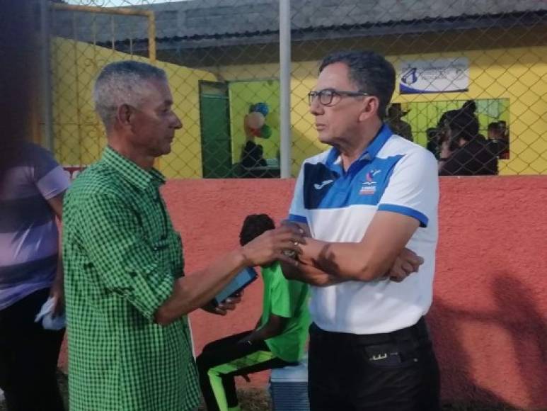 Los entrenadores del Honduras Progreso, Horacio Londoño, y UPN, Salomón Nazar, conversaron minutos antes del inicio del partido en el estadio Humberto Micheletti. Foto Neptalí Romero