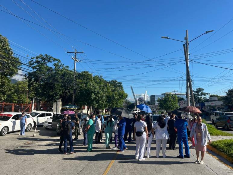 Las protesta de los médicos en San Pedro Sula coincide con acciones similares que se desarrollan en Comayagua y en el hospital de Roatán, Islas de la Bahía. 