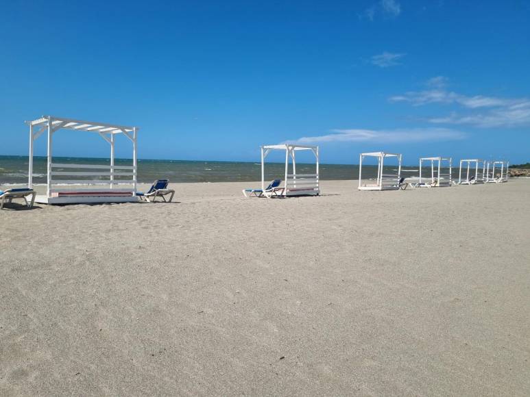 Atractivas champas para protegerse del sol, se pueden apreciar en la playa frente al hotel Partenón de La Ceiba. 