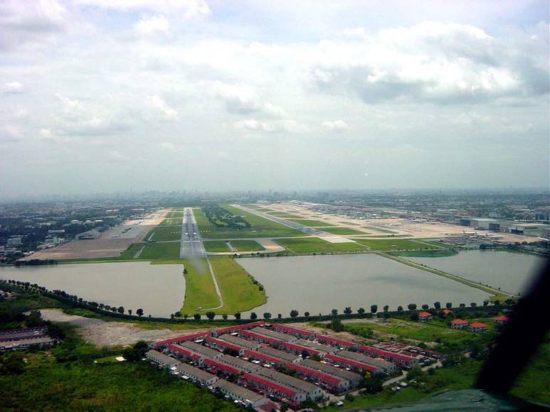 Aeropuerto Internacional Don Mueang (DMK), Tailandia, es uno de los dos aeropuertos internacionales que dan servicio a Bangkok. Está situado entre dos campos de golf, lo que lo convierte en otro aeropuerto peligroso.
