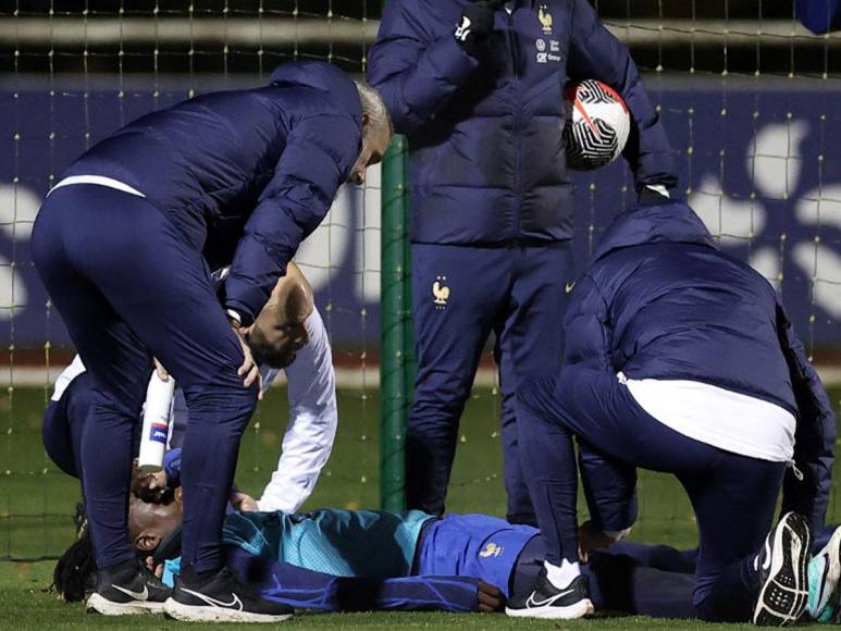 Eduardo Camavinga sufre un esguince en la rodilla derecha debido a un golpe que recibió el miércoles mientras entrenaba con la selección de Francia. En la acción desafortunadamente se vio implicado un exjugador del Barcelona.