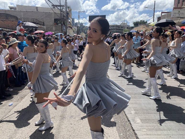 Lindas palillonas del Central Vicente Cáceres deleitan a los capitalinos (FOTOS)