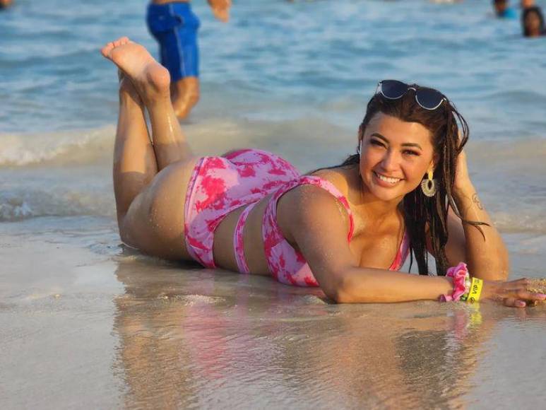 La presentadora de HCH ha presumido su espectacular figura con este bañador en tono rosado en las bellas playas de Utila, en Islas de la Bahía.