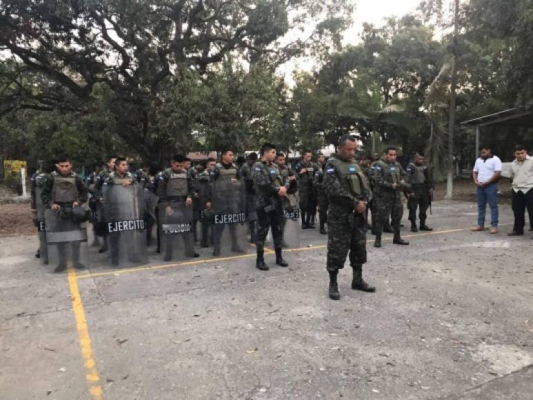 Hicieron presencia además miembros de la Policía Militar del Orden Público (PMOP), quienes iniciaron la mañana con una oración a Dios.