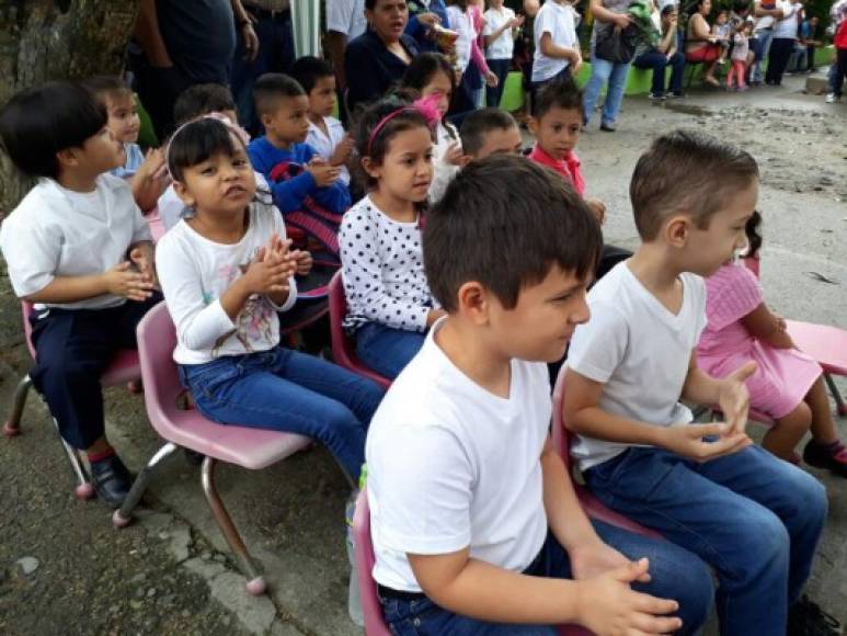 Los pequeños estudiantes disfrutan del programa. Para algunos de ellos este día marca el inicio de su educación primaria.