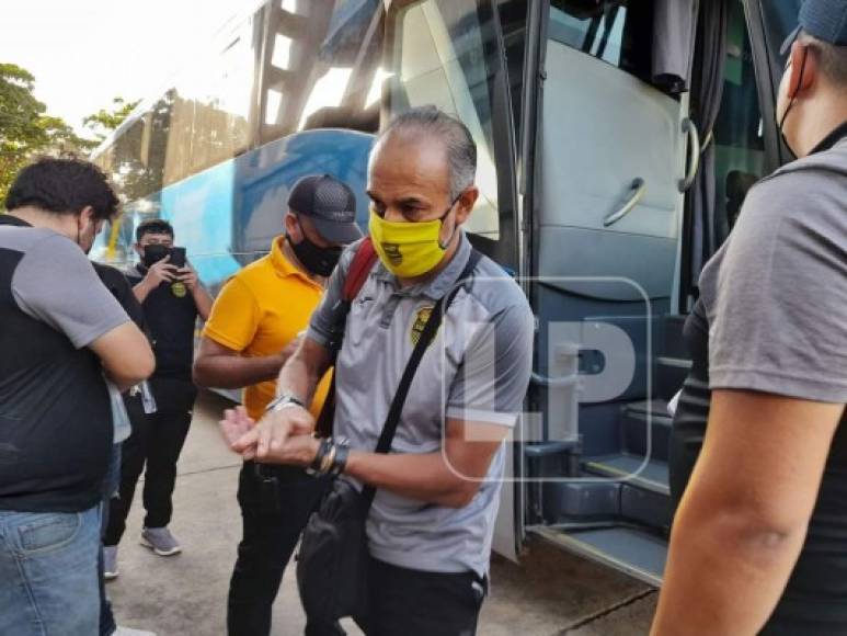 Raúl 'Potro' Gutiérrez bajando del autobús del Real España.