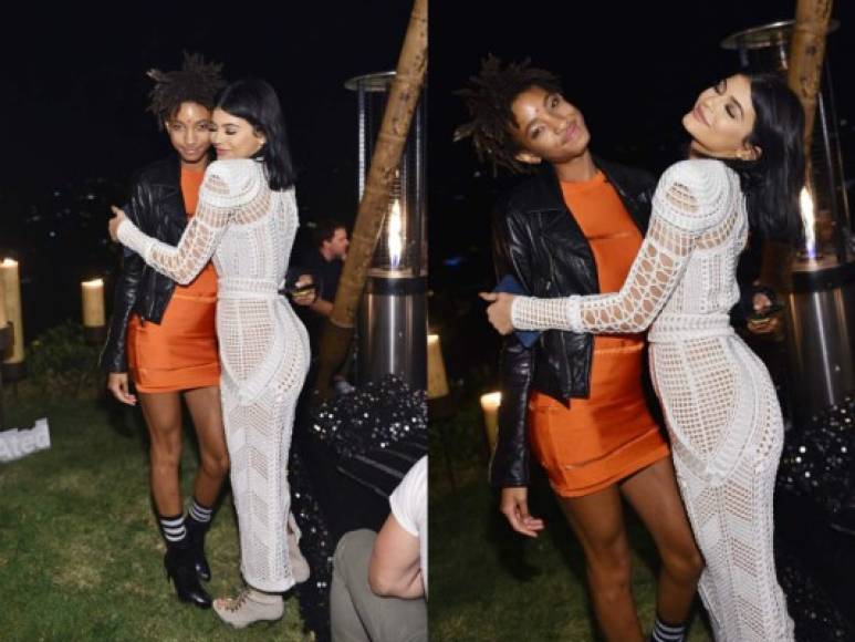 A Kylie Jenner le gusta usar mucho el blanco. Aquí la vemos con Willow Smith luciendo un vestido de la marca de alta costura Balmain.