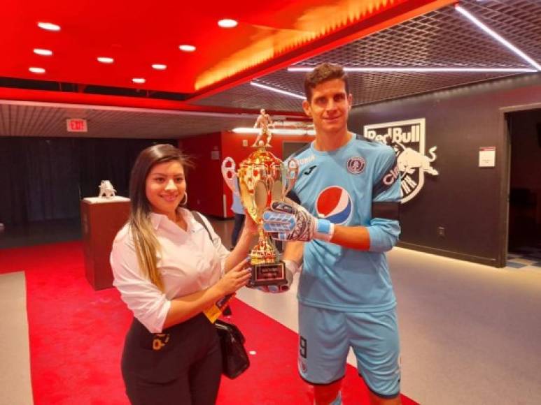 Jonathan Rougier, como capitán de Motagua, recibió el trofeo que les dieron por ganar el clásico al Olimpia.