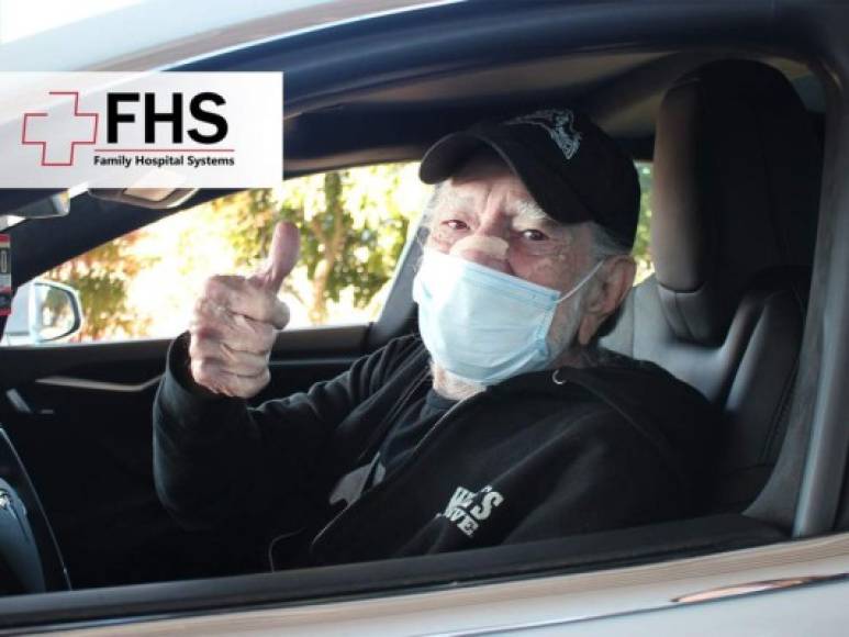 Willie Nelson El cantante de country Willie Nelson, de 87 años, es uno de los famosos que ya recibió la primera dosis de la vacuna contra el covid-19.