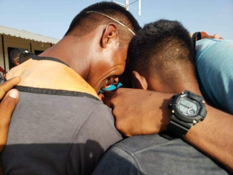 Uno de los náufragos se reencuentra con sus familiares tras tocar tierra firme en la Base Naval de Caratasca, Puerto Lempira, en el departamento Gracias a Dios, Honduras. AFP