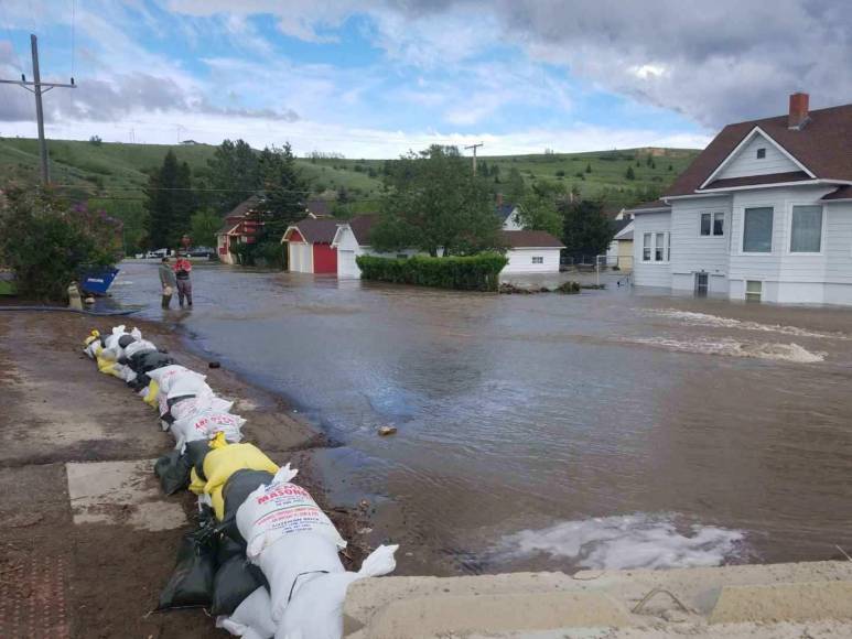 Efectivos del parque, así como autoridades del condado de Park y del propio estado de Montana, continúan trabajando sobre todo en el municipio Gardiner (Montana), cuyos habitantes permanecen aislados y sin electricidad ni agua potable.