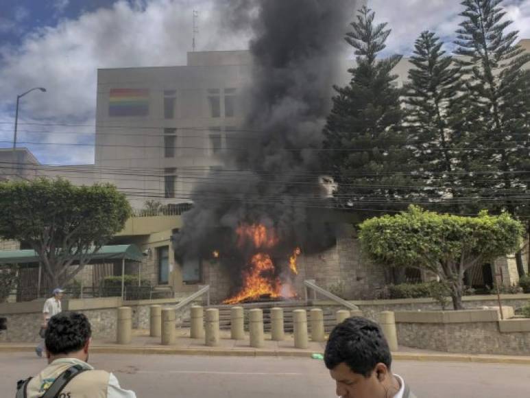 Fotos: Así le prendieron fuego al acceso principal de la Embajada de EEUU