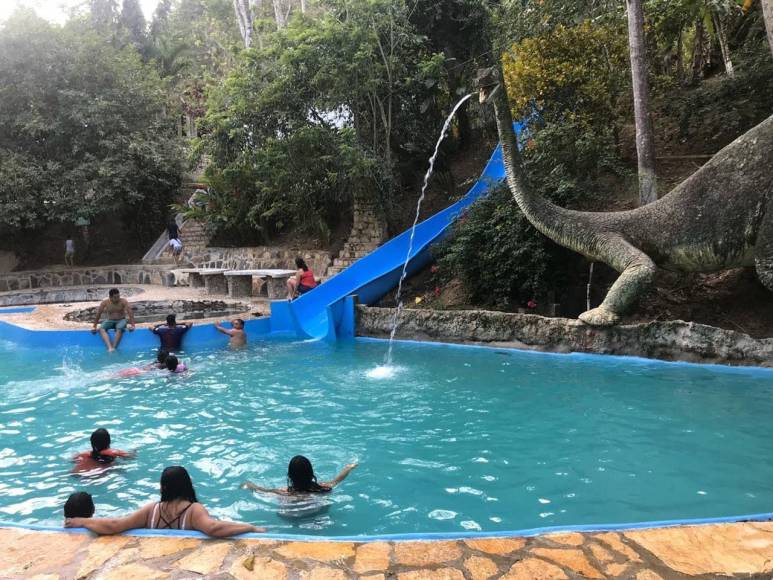 4. Parque ecoturístico Los Laureles: Este atractivo parque ofrece 5 piscinas con toboganes, vista y paseo en la laguna de tilapias, áreas de recreación, columpios, trampolín, entre otros. 