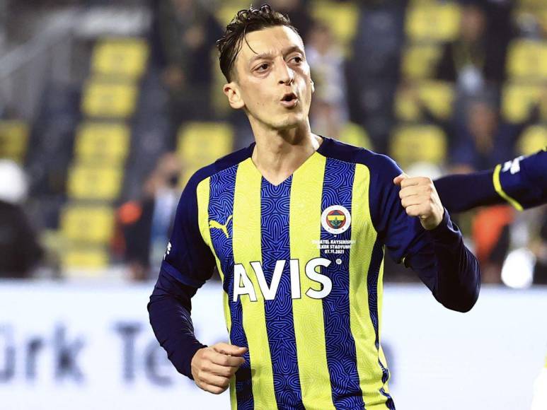 Mesut Ozil no quiere abandonar el Fenerbahçe este verano. A pesar de que no juega desde mayo por un supuesto incidente con su entrenador, Ismail Kartal, el ex madridista no se plantea salir del club turco porque lo considera “el club se mi infancia”. “Había completado el objetivo de mi carrera al firmar un contrato de tres años y medio con el Fenerbahçe, mi amor de la infancia, sin siquiera cobrar los primeros seis meses”, dijo el jugador.