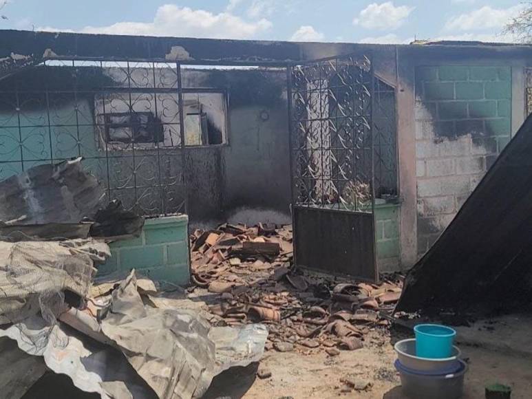 La vivienda quedó totalmente destruida por el incendio provocado por Kelvin Joel Cruz.