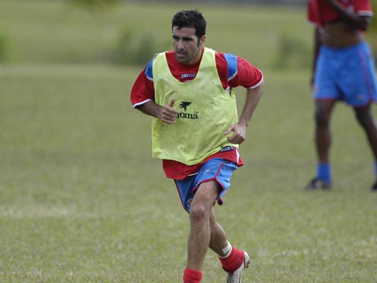 Juan Pedro Argentino vistió las camisetas de los clubes Olimpia, Marathón, Motagua y Platense en la Liga Nacional de Honduras. 