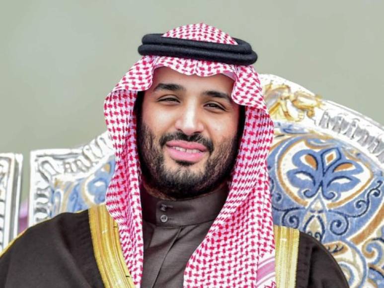 Mohamed bin Salmán ha revolucionado Arabia Saudita con reformas económicas, sociales y religiosas desde que fue nombrado príncipe heredero de esta potencia petrolera ultraconservadora el año pasado. Pero para muchos, su represión a los disidentes raya el autoritarismo. Ahora, ve peligrar su trono tras desatarse una crisis diplomática con EEUU por el asesinato del periodista de The Washington Post, Jamal Khashoggi.