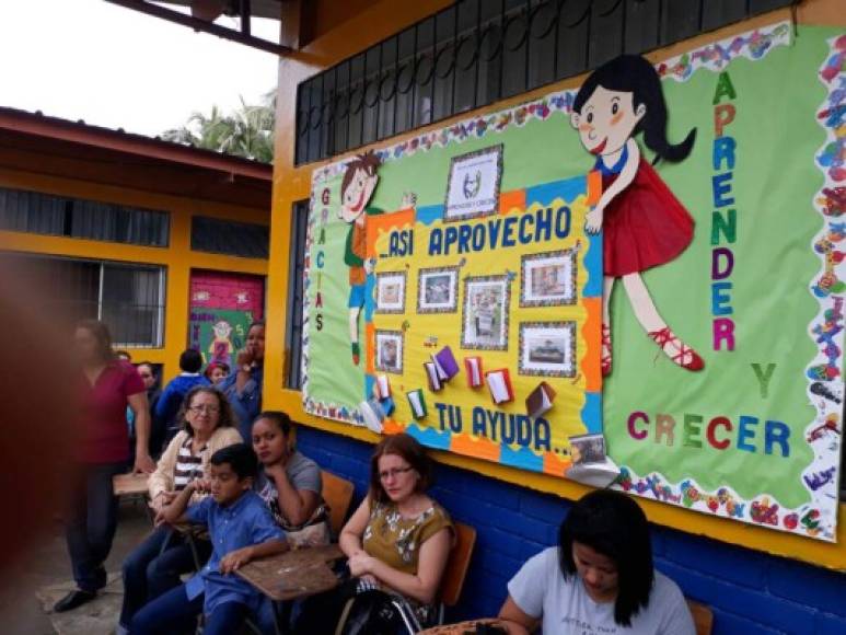 Alumnos y padres esperaban, con algo de impaciencia el inicio de las clases.