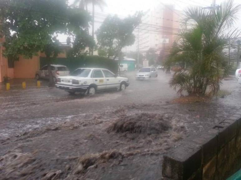 Lluvias con actividad eléctrica se reportan en Tegucigalpa. Hasta hace unas horas sufrían por las altas temperaturas.