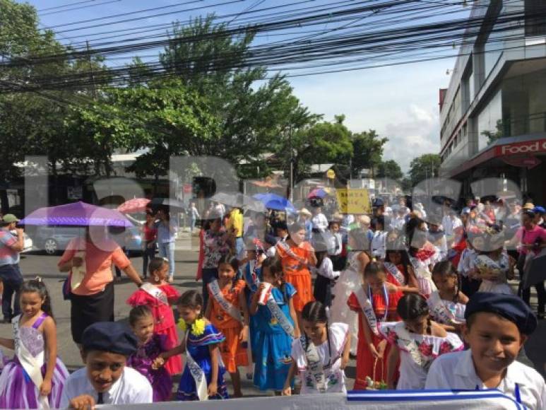 Alrededor de 400 alumnos participaron en este desfile que inició en la sexta calle del barrio Guamilito.