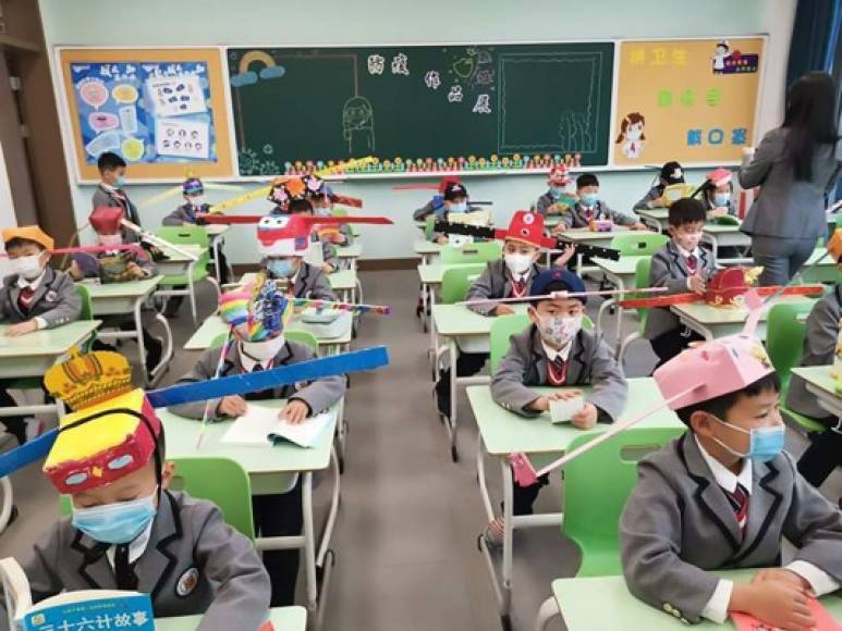 Los estudiantes de la provincia china de Hangzhou regresaron este lunes a la escuela utilizando sombreros de un metro para garantizar la distancia social entre compañeros y evitar los contagios de coronavirus.