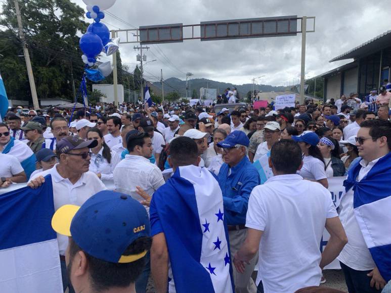 También piden que los políticos se sienten a dialogar para sacar a Honduras de la crisis.