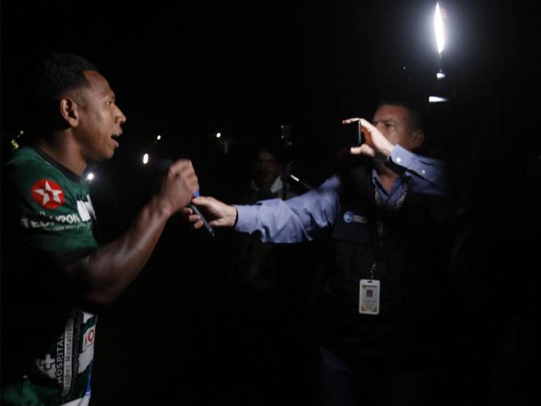 Jugadores del Juticalpa FC brindaron entrevistas a oscuras. 
