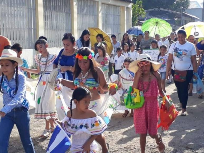 Pequeñas mostrando sus mejores galas hoy en los desfiles del 14 de Septiembre. Escuela Prudencio Tinoco del sector de Cofradía, Cortés.