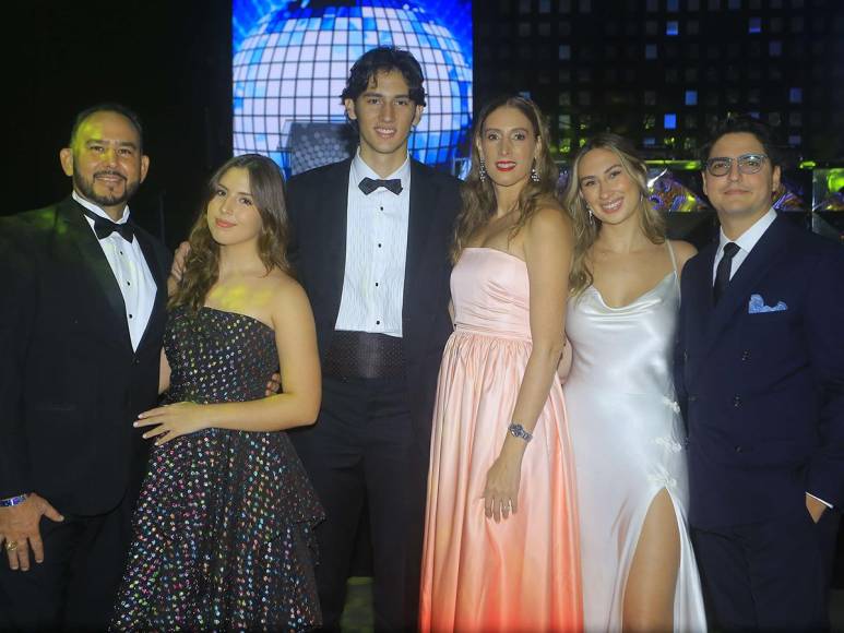 Desfile padres e hijos en la Grad Night 2023 de la Escuela Internacional Sampedrana