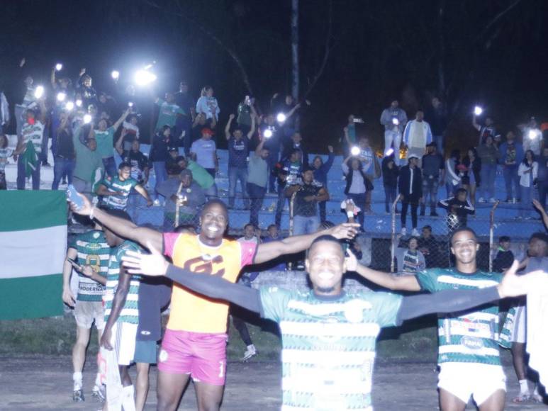 Aficionados del Juticalpa FC tuvieron que utilizar sus celulares para poder celebrar con sus jugadores ya que les apagaron las luces del estadio.