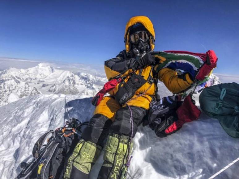 La alpinista india Anuja Vaidya, de 21 años, que alcanzó la cumbre el miércoles pasado, afirmó que su equipo tuvo que esperar más de una hora en el descenso porque había una hilera de montañeros en el camino.