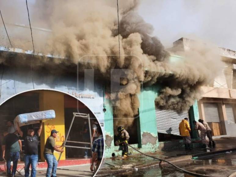 Una pesadilla ha sido el amanecer de este viernes para los locatarios de al menos cuatro negocios, ubicados en la popular avenida Lempira de San Pedro Sula, luego de que el esfuerzo de muchos años ha sido consumido por un voraz incendio. Fotos: José Cantarero.