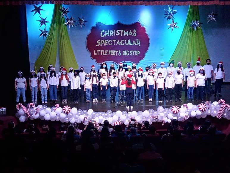 El coro y banda Big Step demostraron sus dotes musicales con tradicionales canciones navideñas