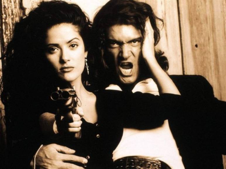 En la década de los 90, Salma migró a Hollywood en busca de la fama y lo consiguió con éxito en películas estadounidenses como “Desperado” (1995), “Del crepúsculo al amanecer” (1996), y “Wild Wild West” (1999).<br/>En la imagen aparece junto al actor Antonio Banderas, ambos protagonizaron “Desperado”.